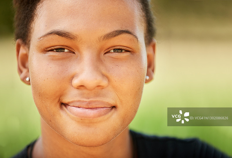 年轻女子在夏天坐在户外图片素材