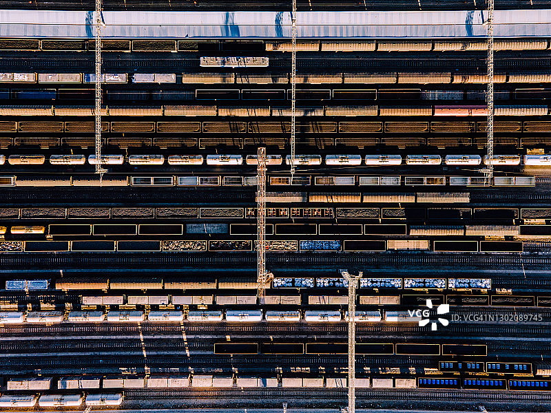 货运列车和火车站鸟瞰图片素材