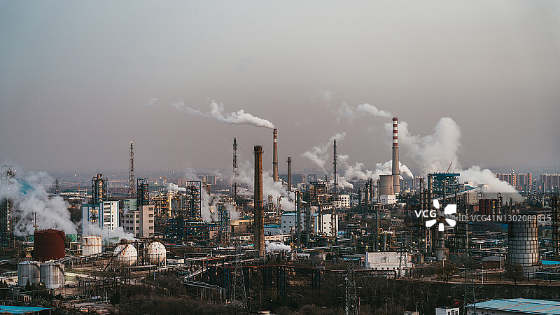 日落时分的石化工厂航拍景色图片素材