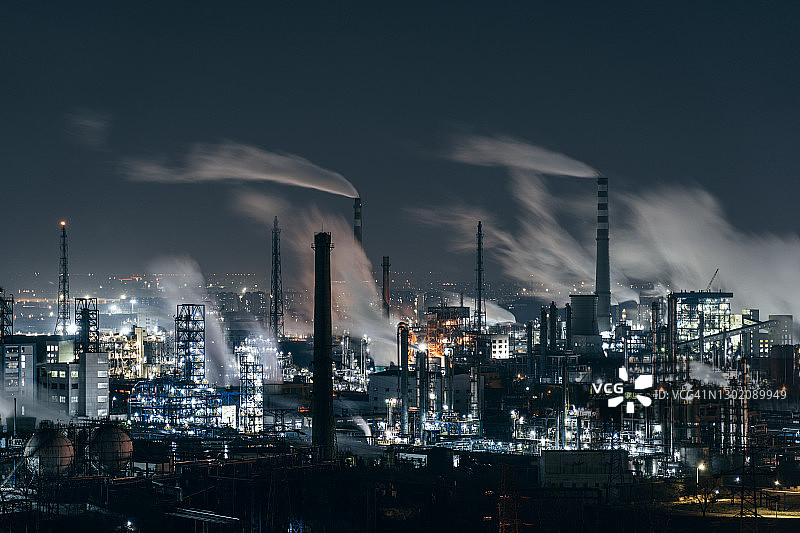 夜间石化厂和炼油厂航拍图片素材