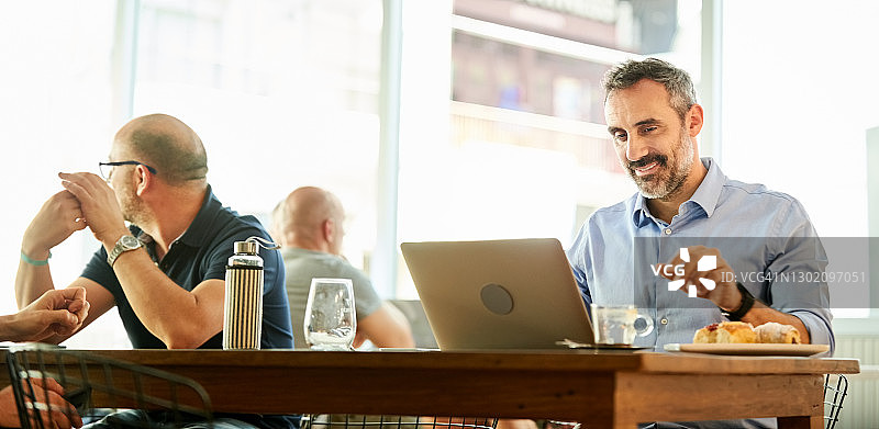 在咖啡馆工作图片素材