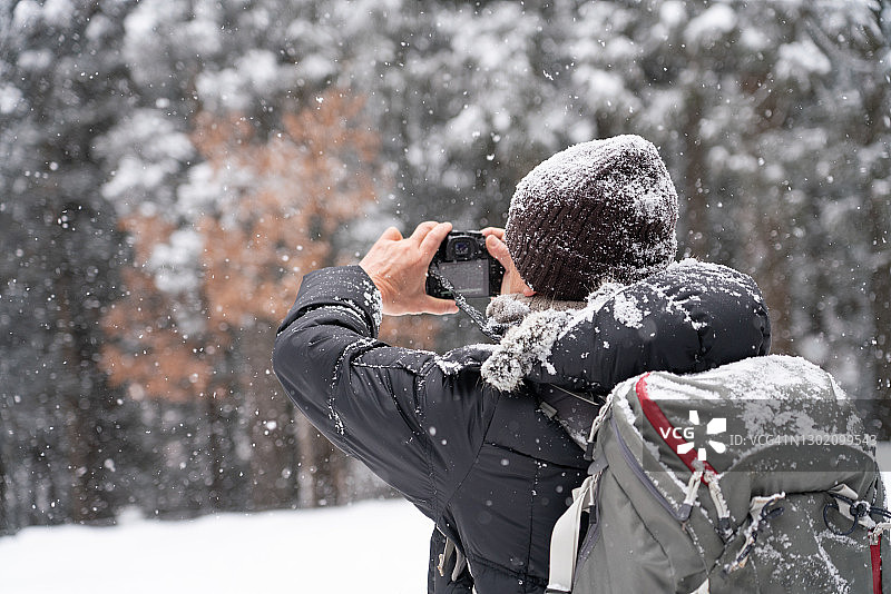 冬季户外专业摄影师图片素材
