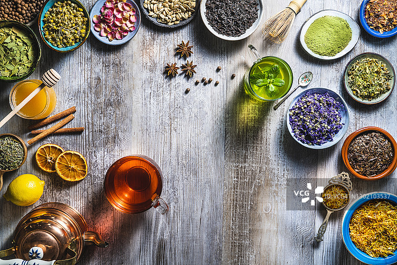 木制灰色桌板上的茶和草药图片素材
