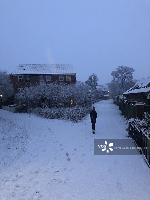 雪地漫步图片素材