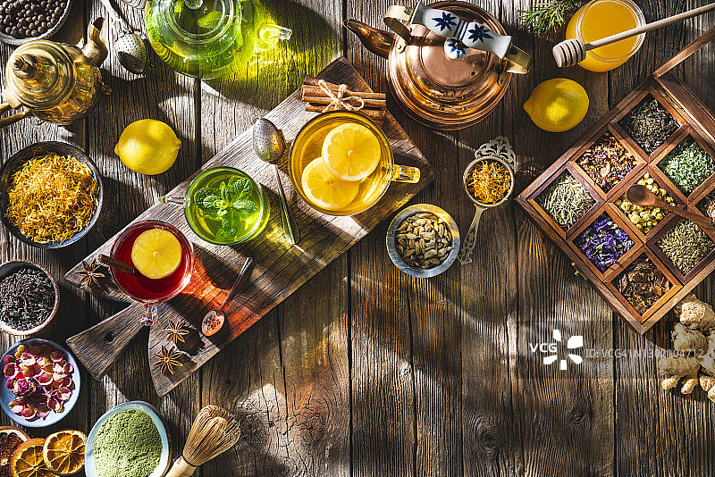 木制乡村桌板上的茶和草药，注入干燥的草药图片素材
