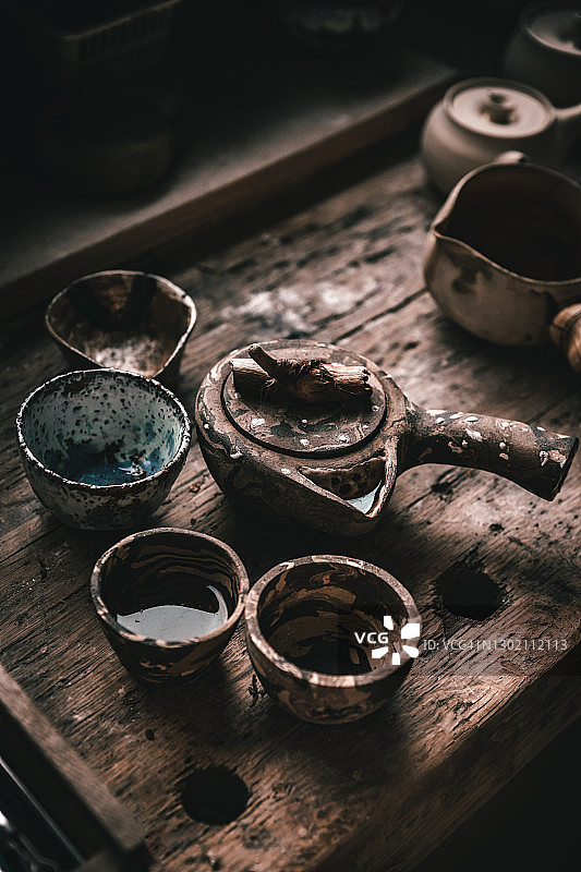 陶器/陶瓷工坊内部：传统茶具茶道，乡村风格图片素材