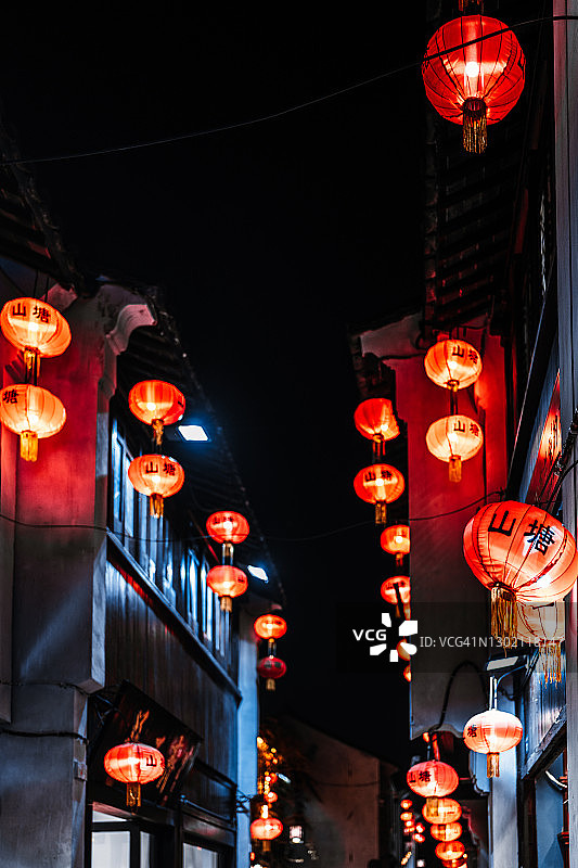 中国苏州古镇夜景灯笼图片素材