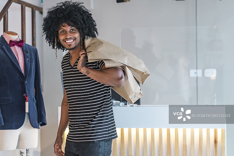 拎着购物袋的男人图片素材