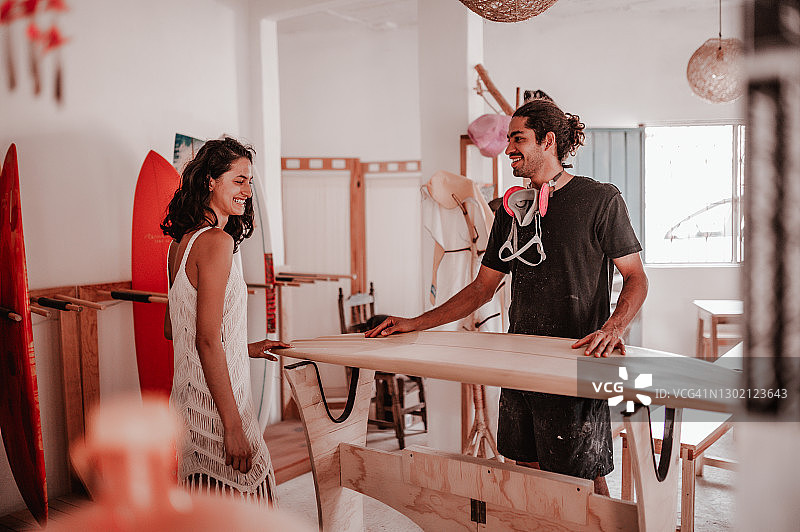 年轻店员与顾客交流购物体验图片素材