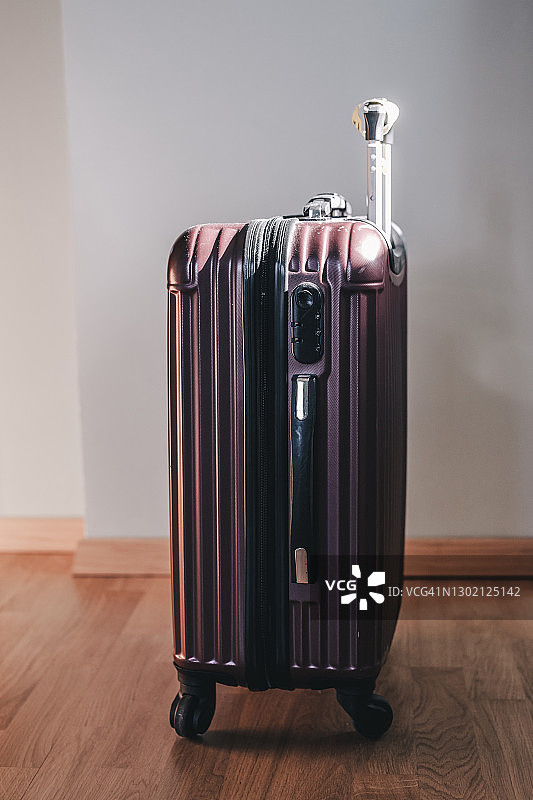 房间里的轮式行李箱图片素材