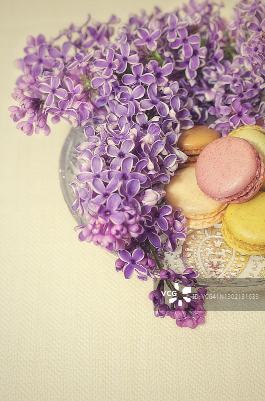 紫丁香和马卡龙饼干图片素材