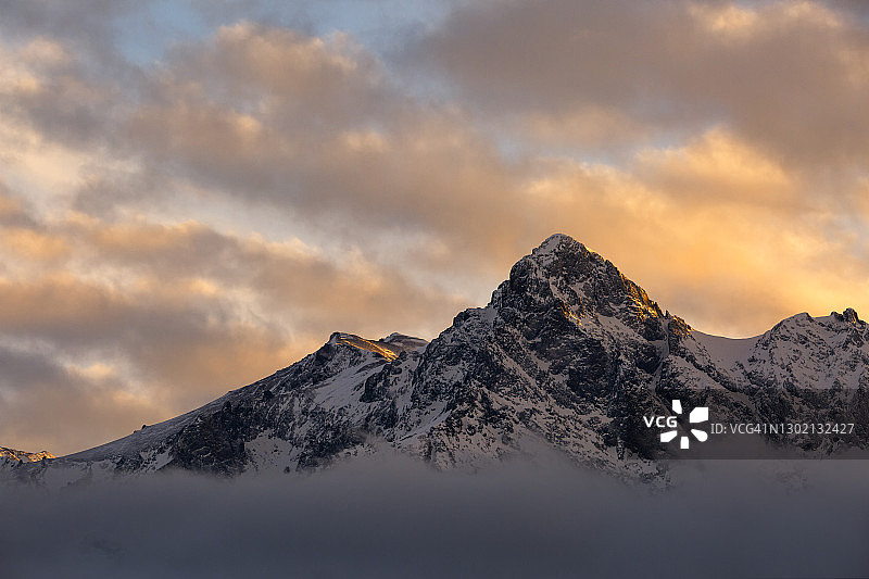 云雾缭绕的山图片素材