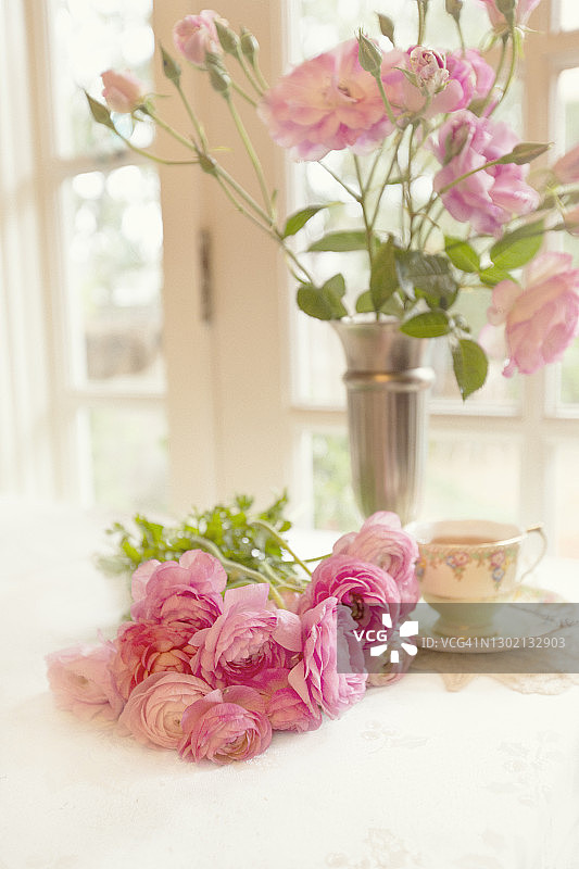 粉色毛茛和粉色玫瑰花瓶静物图片素材