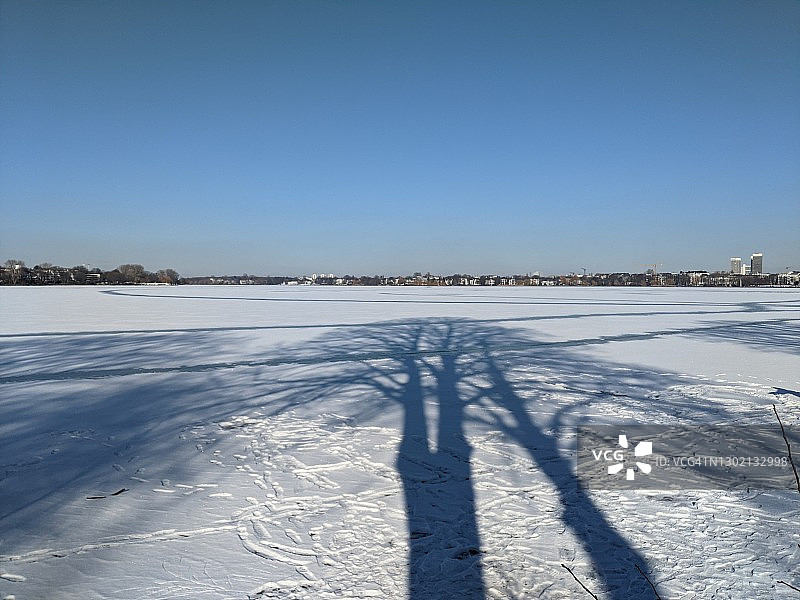 冰面上的阴影：汉堡阿尔斯特图片素材