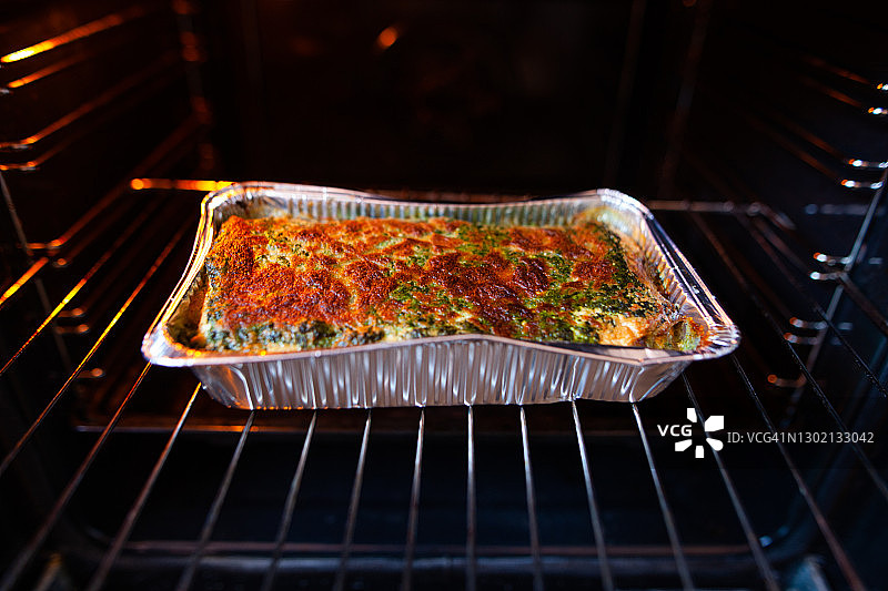 烹饪：烤箱取出焗烤的菜肴图片素材
