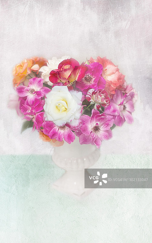 白色花瓶中的玫瑰花束绘画图片素材