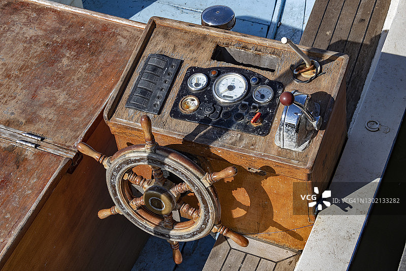 渔船的旧木制方向舵图片素材