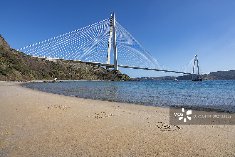 土耳其伊斯坦布尔萨里耶尔区的亚武兹苏丹塞利姆大桥图片素材