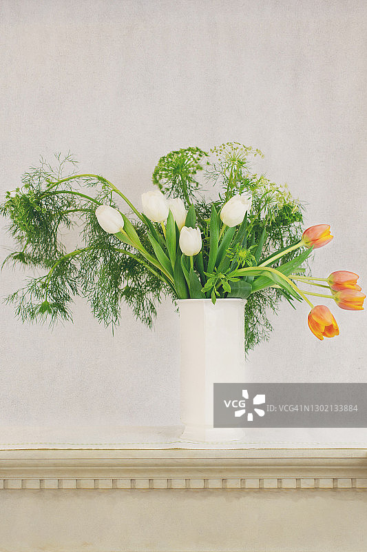 橙色和白色郁金香花束图片素材