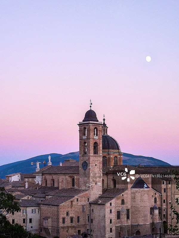意大利马尔凯大区乌尔比诺的黄昏图片素材