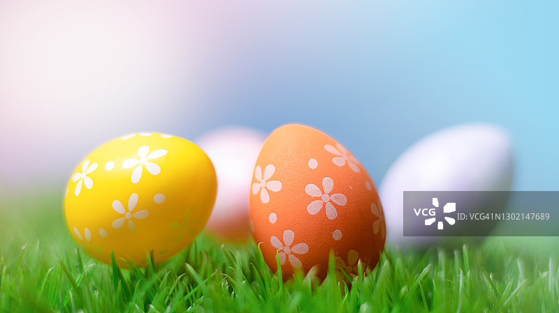 新鲜草地上的复活节彩蛋图片素材
