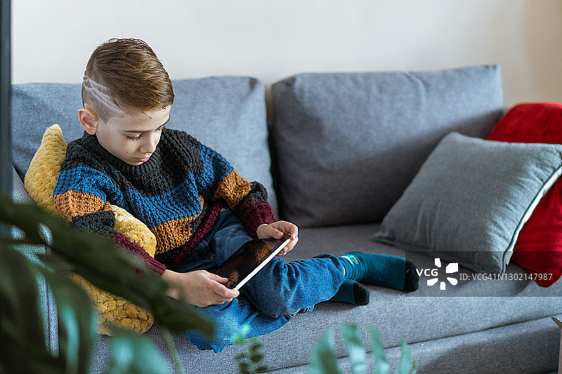 小男孩在家感到无聊图片素材