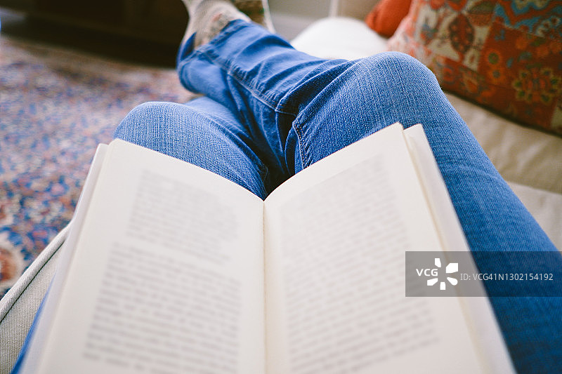 在沙发上看书的女人图片素材