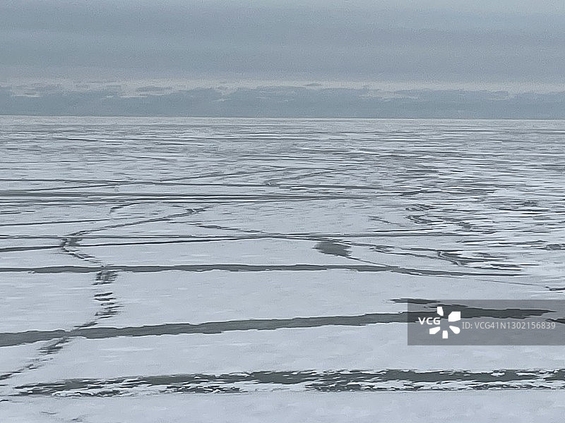 冰封湖面上融化的冰图片素材
