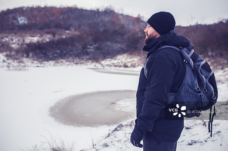 探索冬季冰封的湖面图片素材