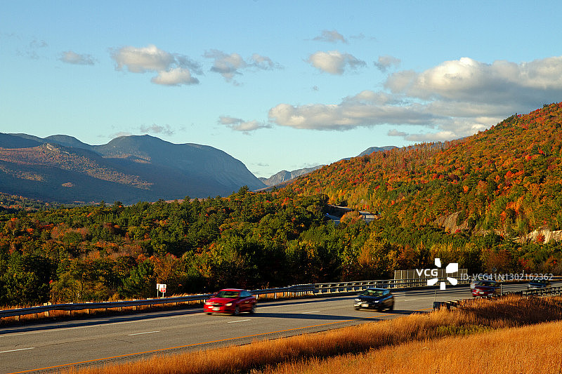 新罕布什尔州93号州际公路南段，弗兰科尼亚峡谷以南，高速公路上的交通图片素材