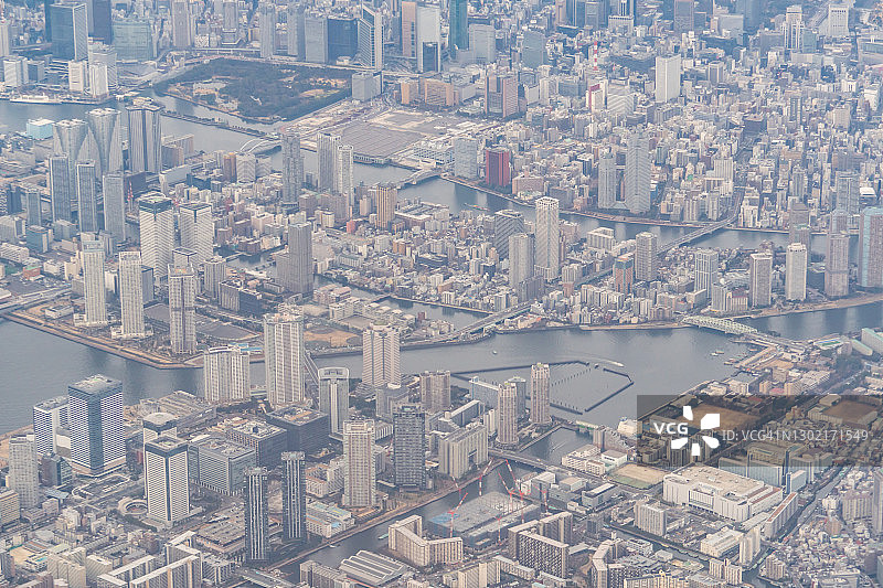 从飞机上俯瞰日本东京海湾的住宅区图片素材