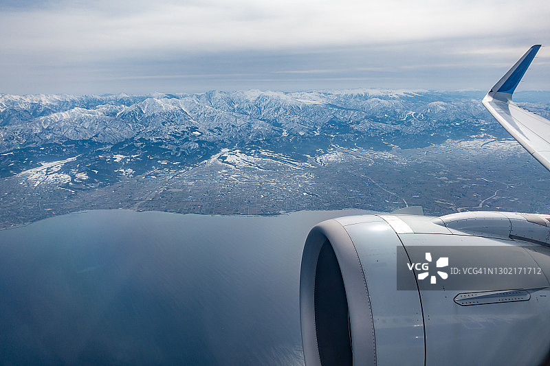 飞机航拍日本富山县立山山脉和富山湾雪景图片素材