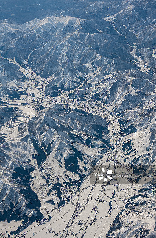 从飞机上俯瞰日本新泻县汤泽町图片素材
