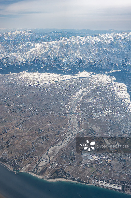 飞机航拍日本富山县和长野县白马山脉雪景图片素材
