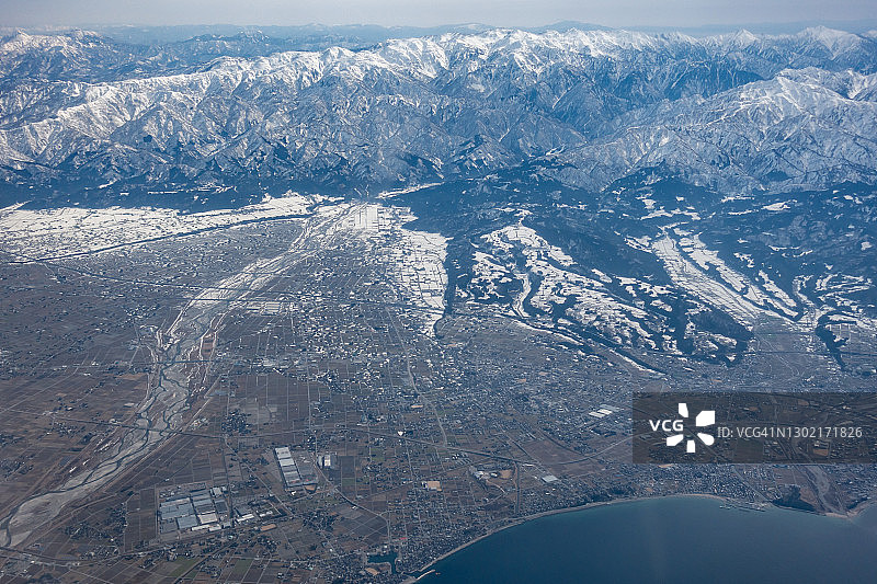 飞机航拍日本富山县和长野县白马山脉雪景图片素材