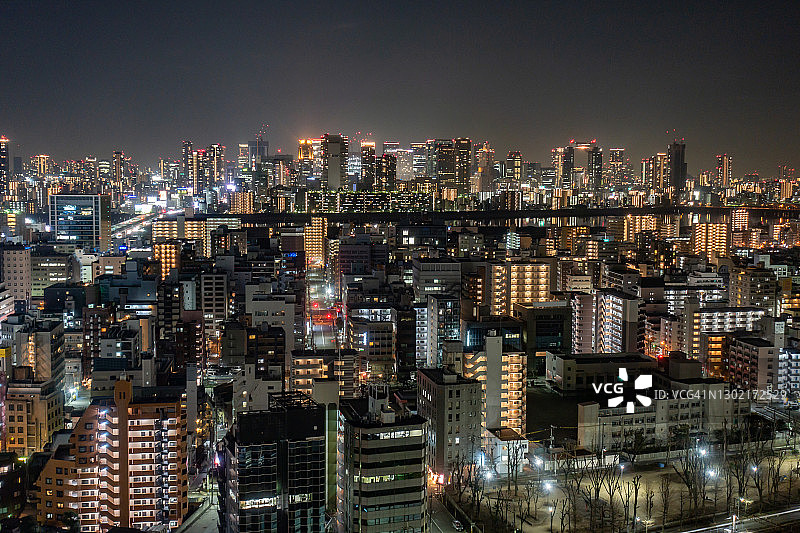 日本大阪市灯光璀璨的城市建筑图片素材