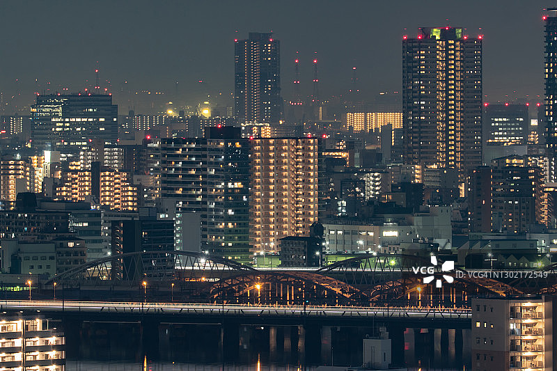 日本大阪市灯光璀璨的城市建筑图片素材