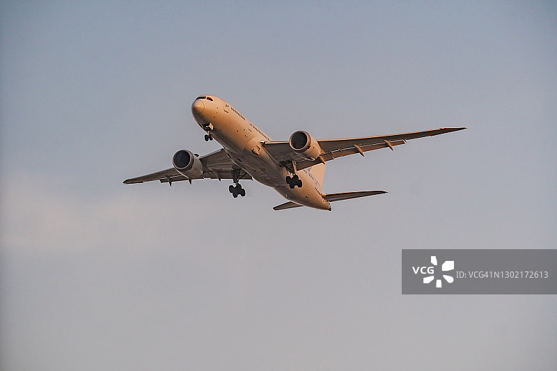 飞机飞越日本大阪市图片素材
