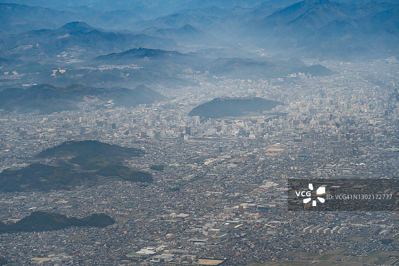 从飞机上俯瞰日本爱媛县松山市图片素材