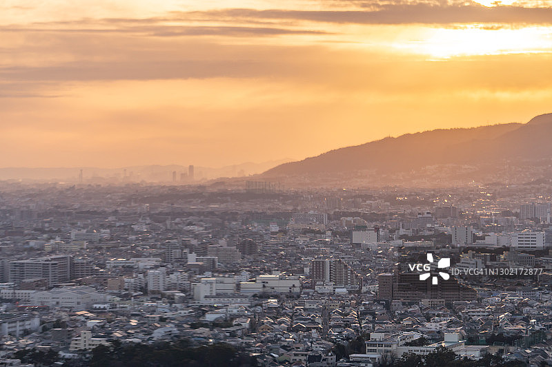 飞机航拍日本兵库县城市日落光线图片素材