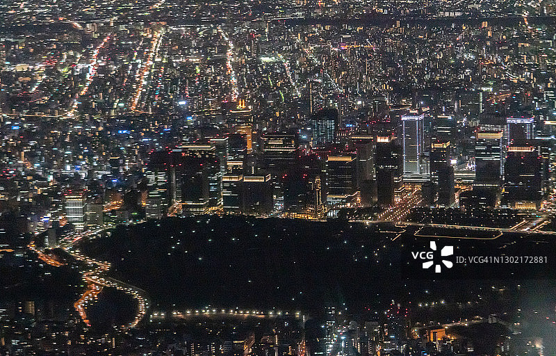 从飞机上俯瞰日本东京的皇宫和办公楼图片素材