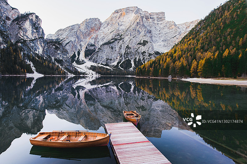 意大利布莱埃斯湖的迷人秋景图片素材