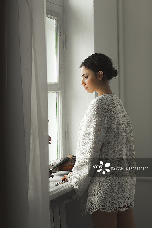 美丽女小提琴家肖像图片素材