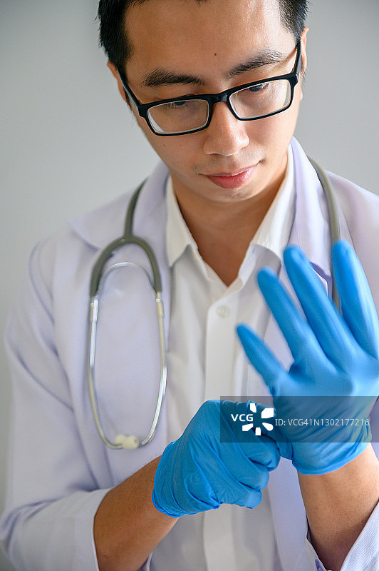 医生准备COVID-19疫苗试验图片素材