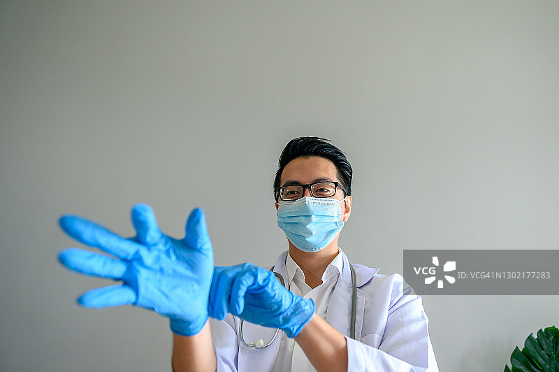 医生准备COVID-19疫苗试验图片素材