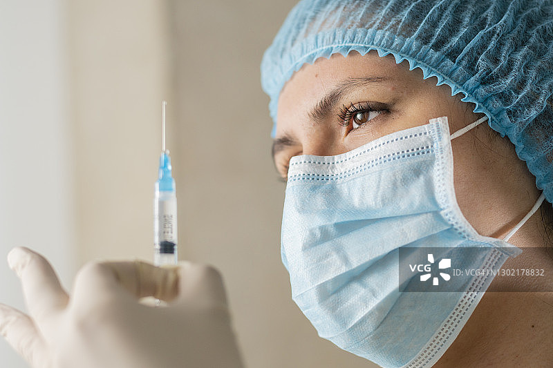 准备接种疫苗的医护人员图片素材