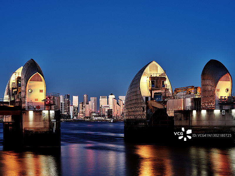 伦敦金丝雀码头天际线与泰晤士河堤日出景色图片素材