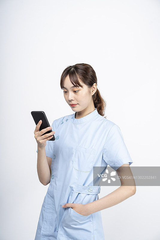 年轻的护士在使用手机图片素材