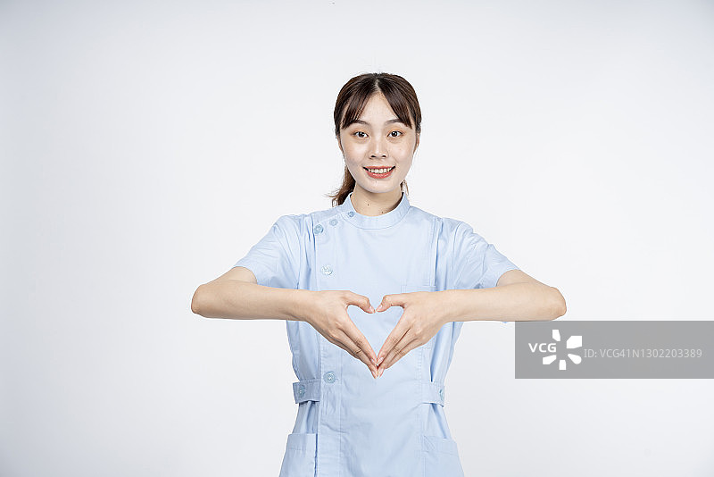 年轻护士的爱心手势图片素材