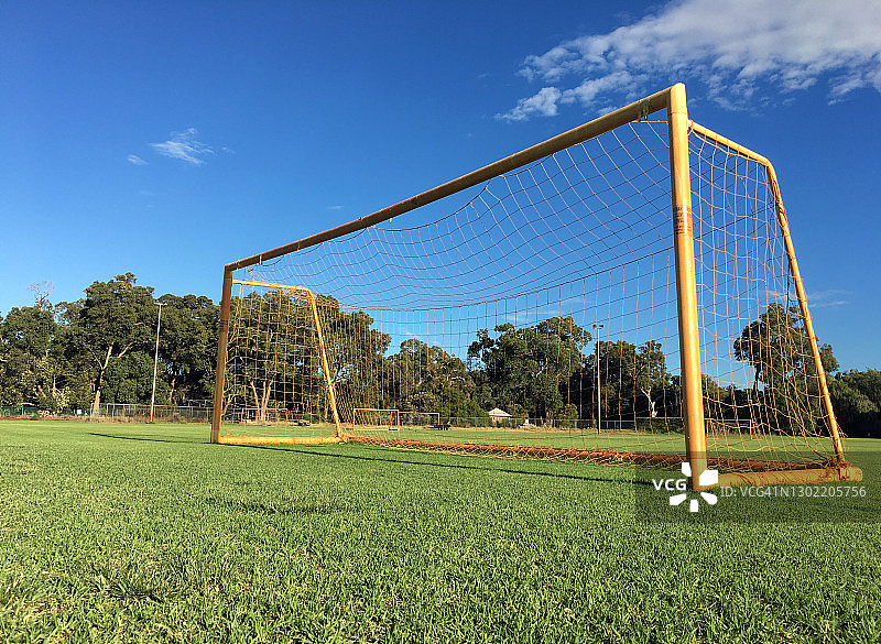 公共游乐场上废弃的足球球门图片素材